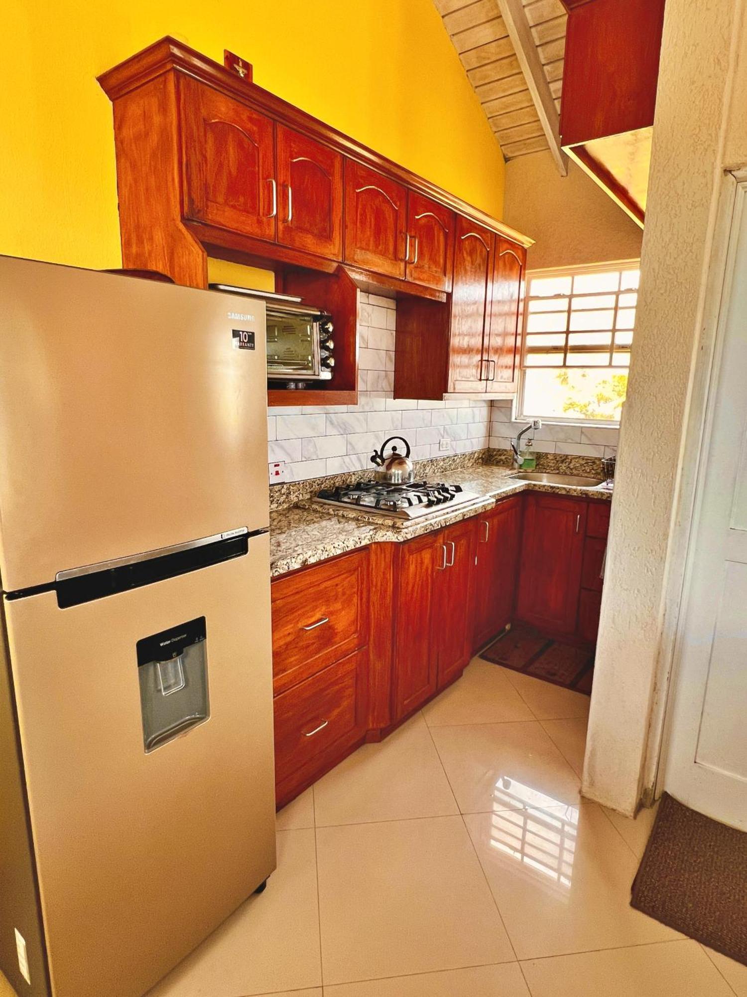 Cozy Modern Upstairs 2 Bed A/C Apt Near 2 Everything Saint Phillip Exterior foto